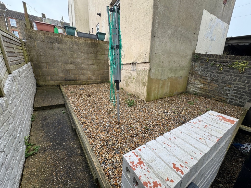 Lot: 7 - FREEHOLD RESIDENTIAL INVESTMENT - Rear courtyard garden